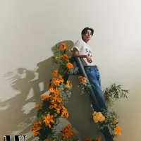 Beberapa hasil photoshoot V BTS untuk majalah W Korea baru saja diunggah. Gaya slay penuh pesona disorot, karena setelah V BTS resmi berangkat wamil. Di semua foto, V BTS mengenakan outfit dari Celine, luxury brand di mana ia menjadi ambassadornya. [Foto: Instagram/wkorea]