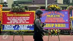 Petugas melintasi deretan karangan bunga yang diletakkan di depan Mabes Polri, Jakarta, Rabu (3/5). Ratusan karangan bunga itu terus berdatangan dan mengelilingi gedung Mabes Polri di Jalan Trunojoyo Jakarta Selatan. (Liputan6.com/Helmi Fithriansyah)