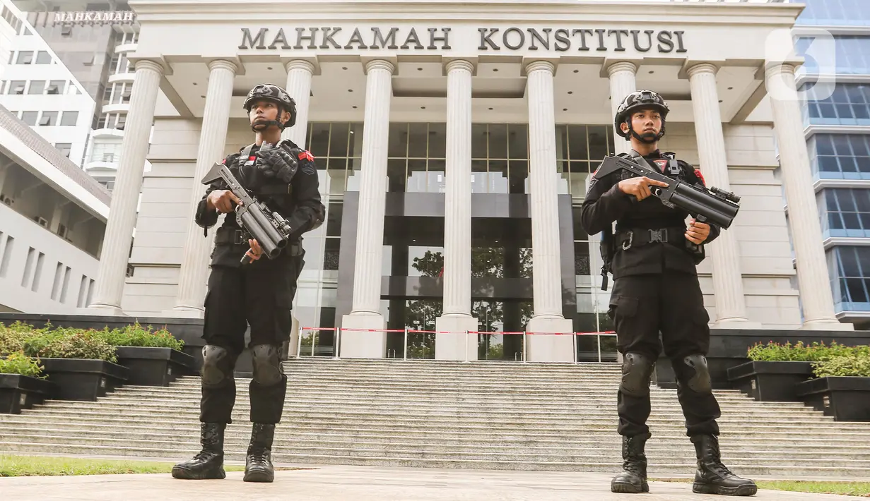 Polisi bersenjata lengkap melakukan pengamanan di Gedung Mahkamah Konstitusi (MK), Jakarta, Selasa (7/11/2023). (Liputan6.com/Angga Yuniar)