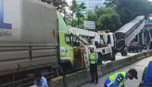 Truk Tabrak Separator Halte Denpasar, Belasan Rute Transjakarta Terlambat