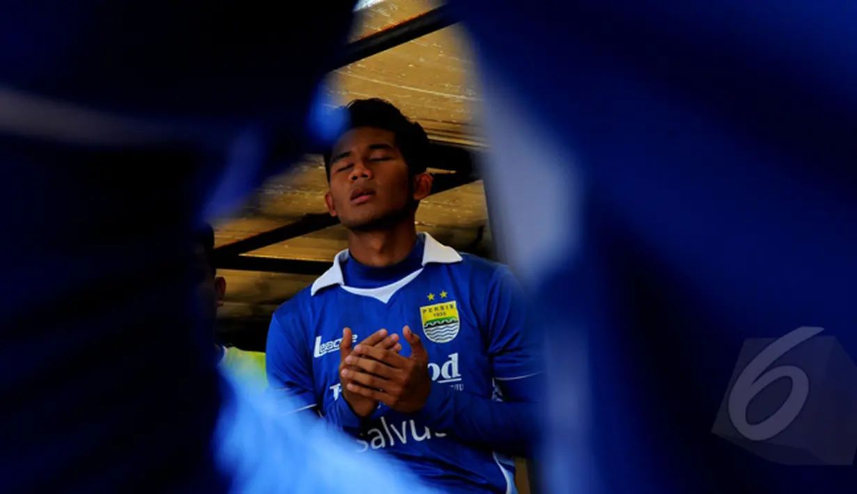 Pemain Persib U21 terlihat berdoa saat laga uji coba di stadion Siliwangi Bandung, (25/2/2015 Timnas U19 Indonesia menang 2-0 atas Persib U21. (Liputan6.com/Faisal R Syam)
