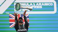 Pembalap Mercedes Lewis Hamilton merayakan gelar juara F1 GP Eifel di Nurburgring, Minggu (11/10/2020). (AFP/Wolfgang Rattay)