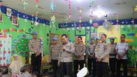Kepala Divisi Propam Polri, Irjen Syahardiantono mengunjungi sekolah Taman Kanak-kanak (TK) Bumi Damai Indonesia di Dusun Krambil, Desa Girisekar, Kecamatan Panggang, Gunungkidul, Sabtu (26/8/2023) kemarin. Sekolah TK gratis yang berada di pelosok tersebut didirikan oleh anggota Provos BidPropam Polda DIY, Bripka Heri Prasetyo.