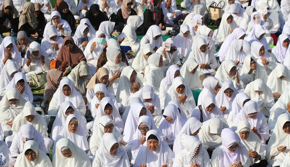 Ratusan warga menghadiri zikir dan doa bersama di lapangan Manunggal, Menteng, Bogor, Jawa Barat, Indonesia pada Rabu 19 Juni 2023. (merdeka.com/Arie Basuki)