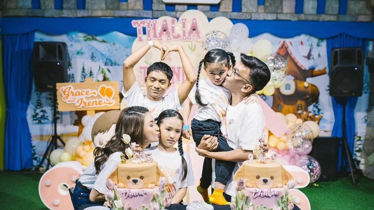 Sebelum acara wisuda Onyo, Ruben dan Sarwendah terlihat merayakan pesta ulang tahun Thalia Putri Onsu dan Thania Putri Onsu, menunjukkan kebersamaan keluarga mereka.<br>