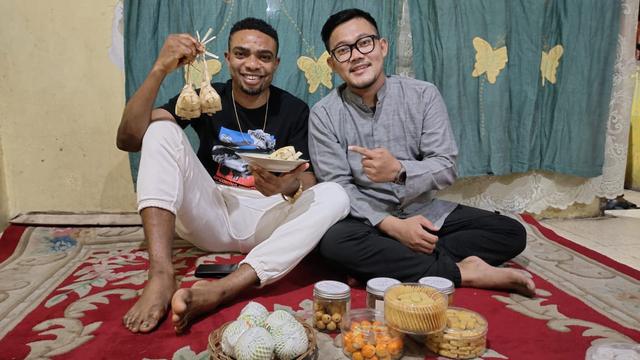 Osas Saha berburu ketupat lebaran dengan mengunjungi rumah Aziz Arriadh, jurnalis televisi swasta nasional.