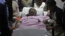 Eman Ahmed Abd El Aty mendapat perawatan di rumah sakit di Mumbai (4/5). Menurut pernyataan rumah sakit, perempuan 37 tahun itu meninggal karena penyakit jantung dan gagal ginjal. (AFP Photo/Str)