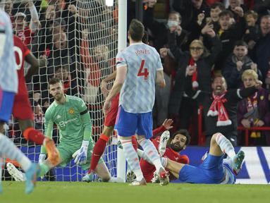 Manchester United terancam terlempar dari posisi 4 besar di klasemen akhir Liga Inggris 2021/2022. Hingga pekan ke-33, MU baru mengemas 54 poin dan berada di posisi ke-6. Tercatat mereka telah 9 kali kalah, di antaranya mengalami 5 kekalahan telak berikut ini. (AP/Jon Super)