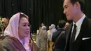 Yenny Wahid tampil dengan kebaya brokat dan kerudung warna pink muda yang serasi.  Di sampingnya, terlihat VJ Daniel dengan setelan jas warna hitamnya [@yennywahid].