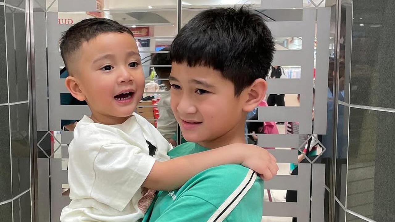 Momen Menggemaskan Rafathar dan Rayyanza Pamer Kebersamaan, Bromance Tampil Kompak