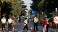 Polisi China mengarahkan warga menjauh dari lingkungan yang ditutup sebelum penutupan resmi Konsulat Amerika Serikat di Chengdu, Senin (27/7/2020). Para diplomat Amerika Serikat meninggalkan konsulat AS di Kota Chengdu, menyusul keputusan Beijing untuk menutup kantor tersebut. (AP Photo/Ng Han Guan)