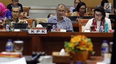 Ketua KPK, Agus Rahardjo (tengah) bersama Wakil Ketua KPK Basaria Panjaitan (kanan), dan Alexander Marwata (kiri) mengikuti rapat dengar pendapat dengan Komisi III DPR di Kompleks Parlemen, Senayan, Jakarta, Senin (12/2). (Liputan6.com/Johan Tallo)