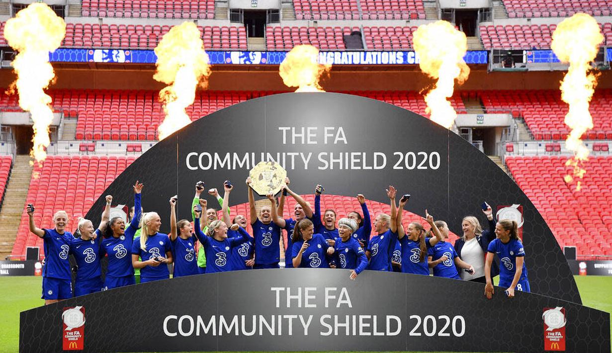 Para pemain Chelsea melakukan selebrasi usai menjuarai FA Women's Community Shield di Stadion Wembley, Sabtu (29/8/2020). Chelsea menang 2-0 atas Manchester City. (Justin Tallis/Pool via AP)
