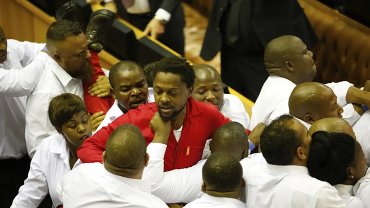 Adu jotos di parlemen Afrika Selatan memprotes Presiden Jacob Zuma. (Daily Mail)