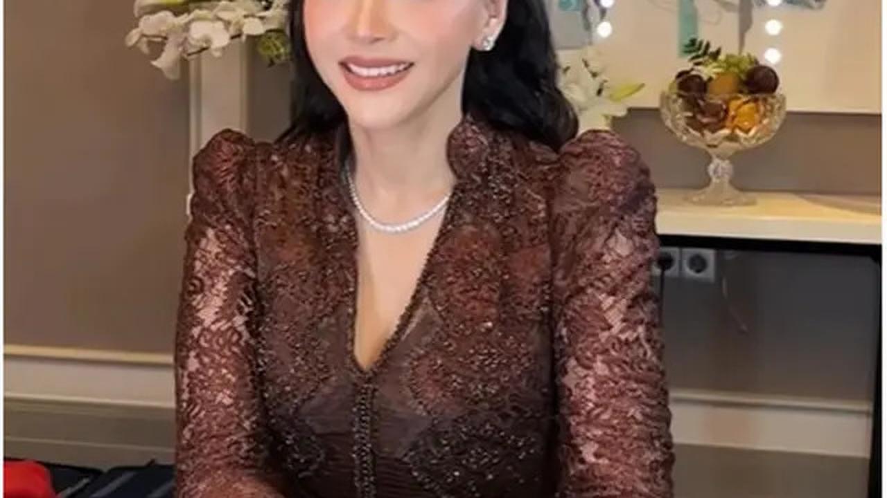 6 Potret Detail Outfit Maia Estianty di Intimate Dinner Al Ghazali-Alyssa Daguise