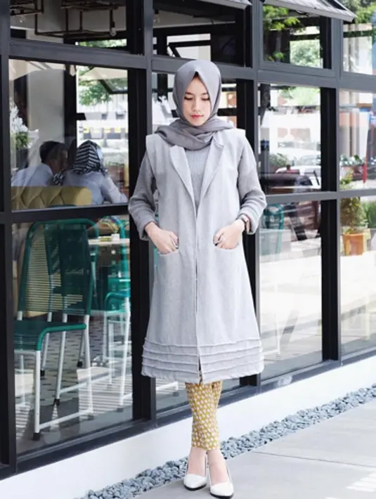 Elle pun sering mengaplikasikan warna pastel pada pakaian dan style hijabnya. (via instagram @ameliaelle/Bintang.com)