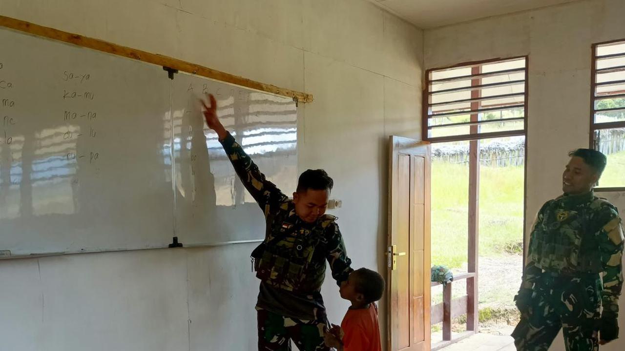 TNI jadi guru anak Papua