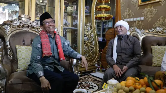 Cawapres nomor urut 3 Mahfud Md melakukan safari politik dengan mengunjungi Padepokan Anti Galau di Cirebon, Jawa Barat, Selasa 30 Januari 2024. (Foto: Tim Media Mahfud Md)