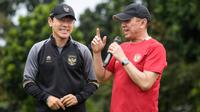 Ketua Umum PSSI, Mochamad Iriawan bercengkrama dengan pelatih Timnas Indonesia U-20, Shin Tae-yong saat latihan terpusat untuk Piala Asia U-20 2023 yang berlangsung di Lapangan A, Kompleks Stadion Utama Gelora Bung Karno (SUGBK), Jakarta, Rabu (15/02/2023). Skuad berjuluk Garuda Nusantara akan melakukan pertandingan uji coba bertajuk Mini Turnamen 2023 dalam waktu dekat melawan Fiji, Guatemala, dan Selandia Baru pada 16 hingga 22 Februari 2023. (Bola.com/Bagaskara Lazuardi)