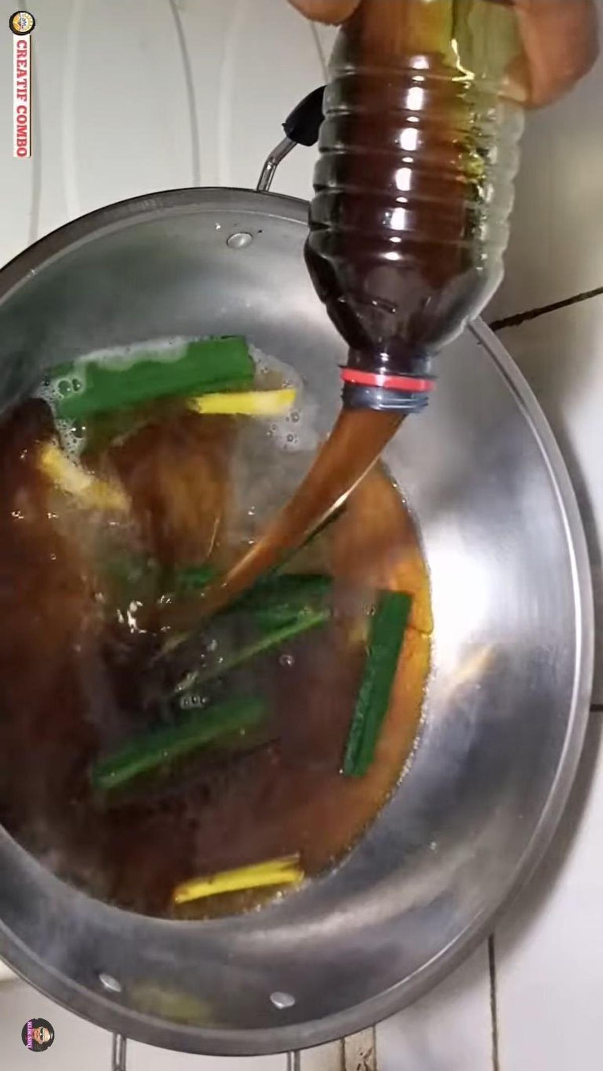 Tuang Minyak Goreng Bekas