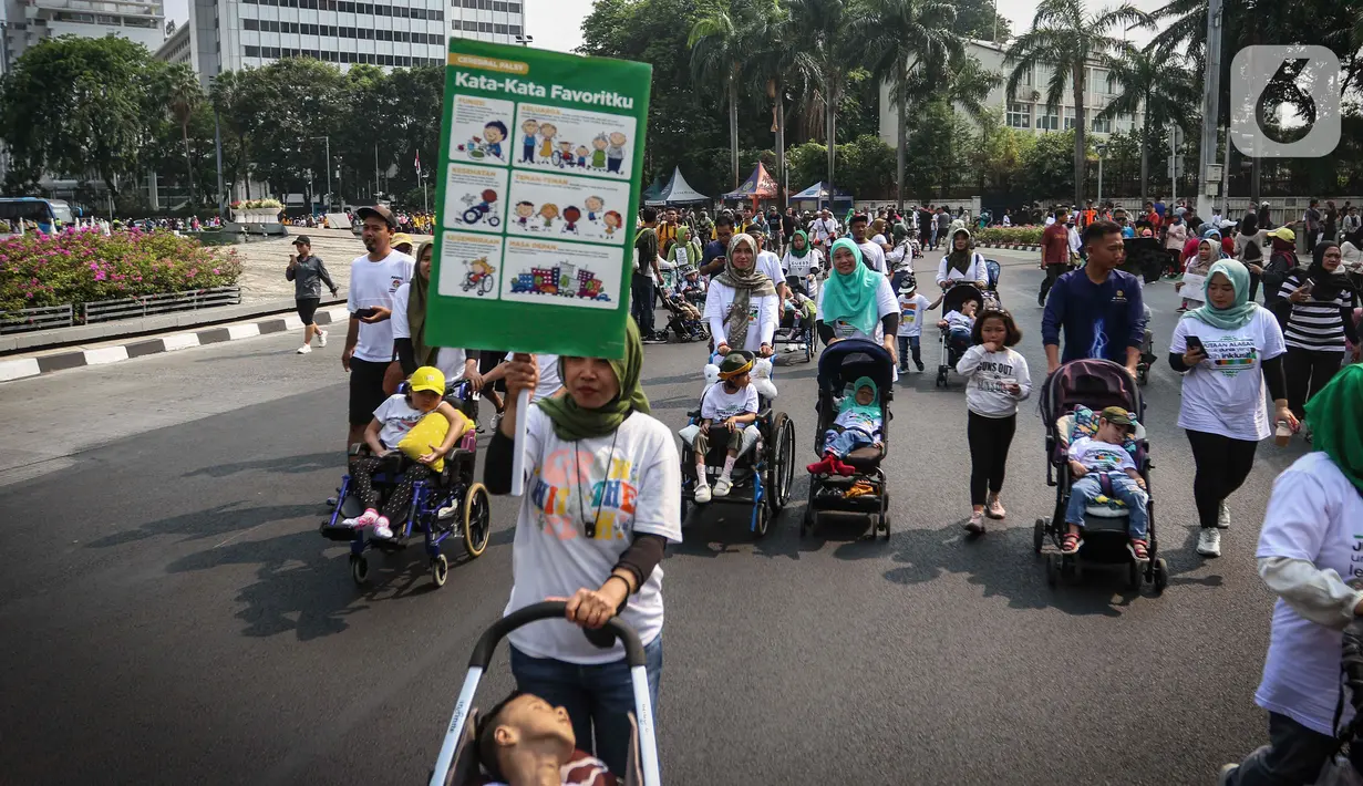 Orangtua bersama anak-anak pengidap Celebral Palsy mengikuti kampanye peringatan World Cerebral Palsy Day atau Hari Cerebral Palsy Sedunia di area car free day, Kawasan Thamrin, Jakarta, Minggu (8/10/2023). (Liputan6.com/Angga Yuniar)