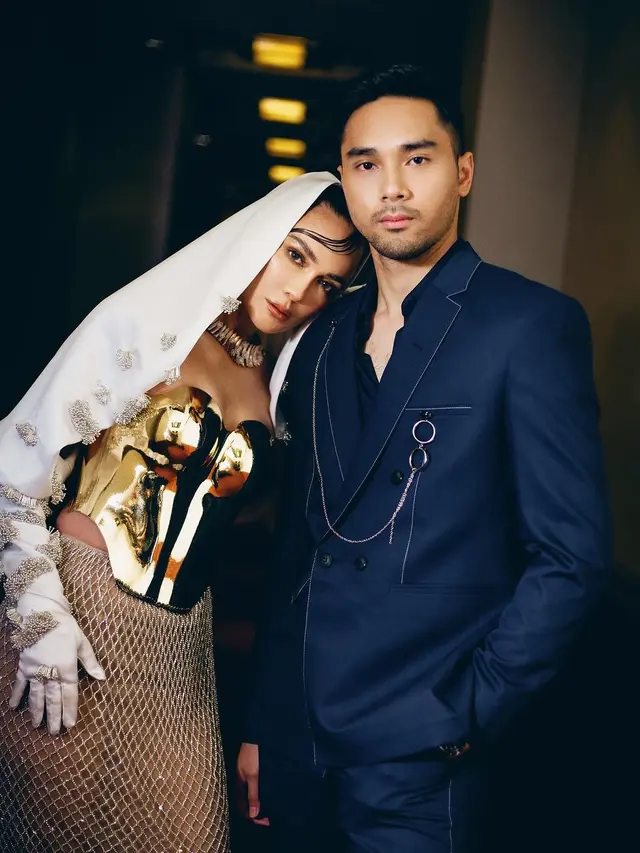 7 Potret Luna Maya di Gala Premier Film Suzzanna Ini Tampil Menawan