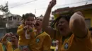Kemenangan tim Samba atas Kamerun 4-1 disambut meriah warga yang tinggal di kawasan Corrilhos Favela, Sao Paulo, Brasil, (23/6/2014). (REUTERS/Nacho Doce)