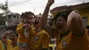Kemenangan tim Samba atas Kamerun 4-1 disambut meriah warga yang tinggal di kawasan Corrilhos Favela, Sao Paulo, Brasil, (23/6/2014). (REUTERS/Nacho Doce)