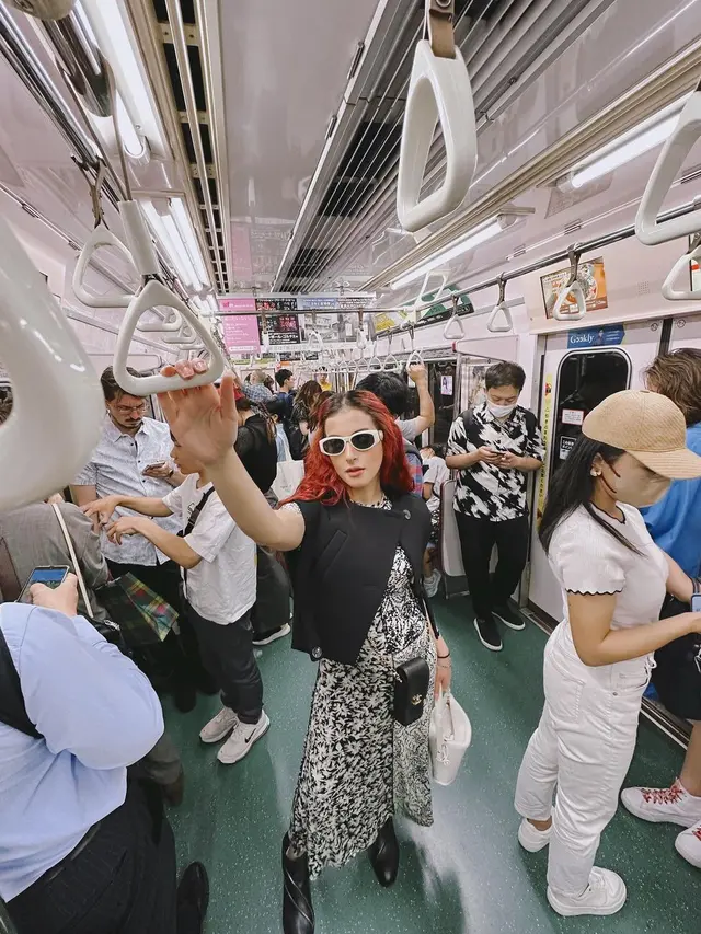 8 Gaya Kece Tasya Farasya Liburan di Jepang Sambil Momong Anak