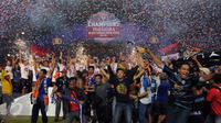 Suporter Arema Cronus berlarian merayakan kemenangan tim Singo Edan di laga final Piala Bhayangkara 2016 melawan Persib di Stadion GBK Jakarta, Minggu (3/4/2016). Arema Cronus unggul 2-0 atas Persib. (Liputan6.com/Helmi Fithriansyah)