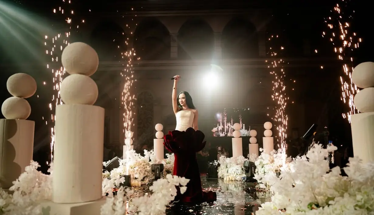 Bagian atas gaun pun dibuat strapless bodycon warna nude. Semakin membuat tampilan Lyodra bak bunga. [@lyodraofficial]