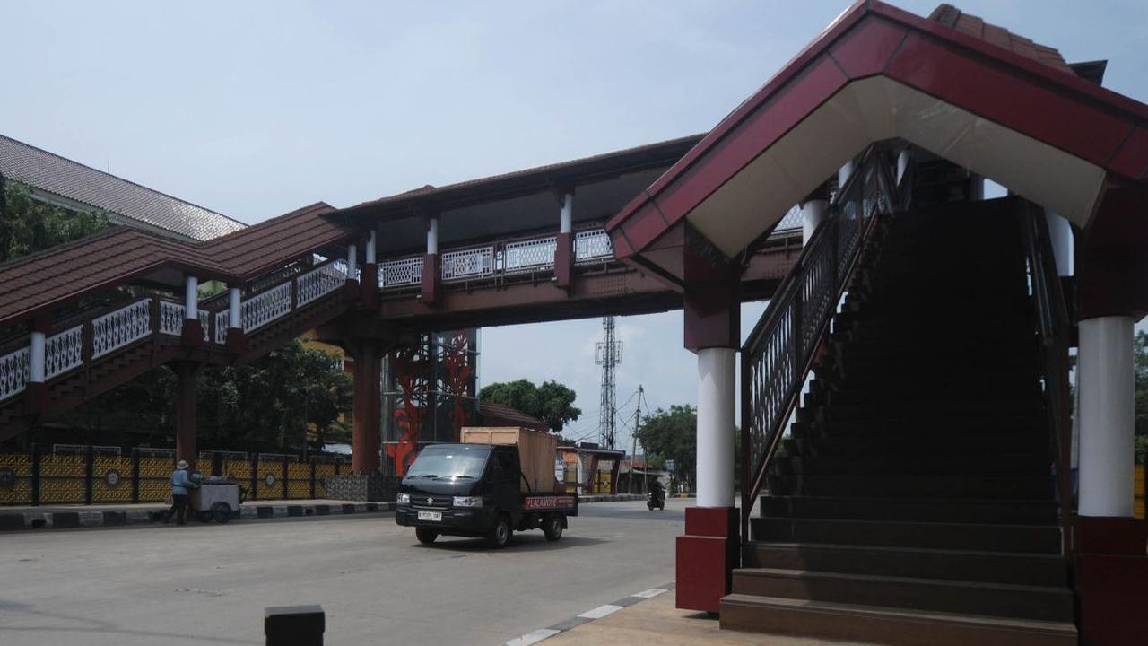 Sejumlah kendaraan melintas di dekat Jembatan Penyebrangan Orang (JPO)&nbsp;Marunda, Jalan Cilincing Bakti IV, Cilincing, Jakarta Utara, Selasa (30/4/2024). JPO yang dibangun Dinas Bina Marga DKI Jakarta ini memiliki panjang 22,60 meter dan tinggi tujuh m