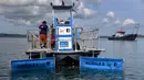 Kapal Mobula 8 membersihkan sampah di laut Pelabuhan Benoa, Denpasar, Bali, Selasa (21/3/2023). (SONNY TUMBELAKA/AFP)