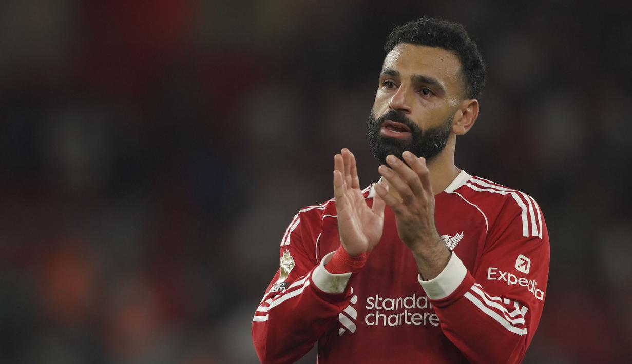 Pemain Liverpool, Mohamed Salah tak kuasa menahan air matanya saat memberikan penghormatan untuk mendiang Diogo Jota setelah laga Liga Inggris 2024/2025 melawan Bournemouth di Anfiled, Liverpool, Inggris, Jumat (15/08/2025) waktu setempat. (AP Photo/Ian Hodgson)
