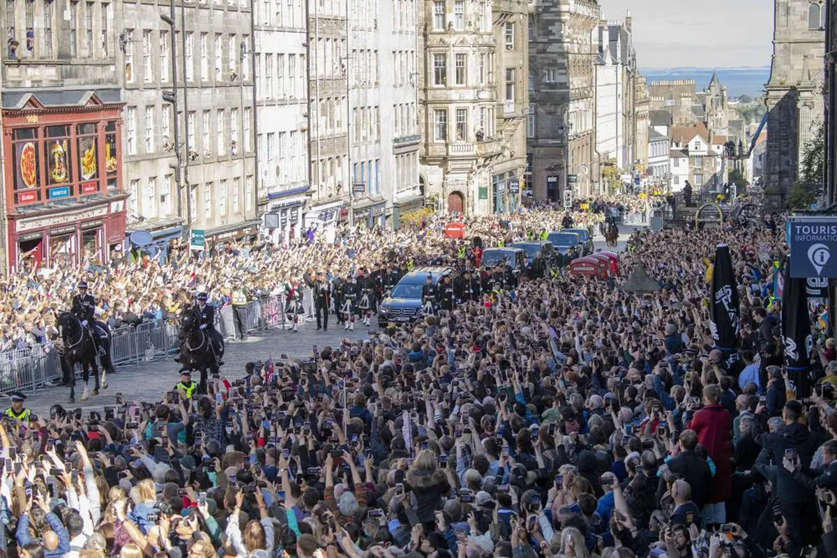 Iring-iringan peti mati Ratu Elizabeth di Edinburgh, Skotlandia.