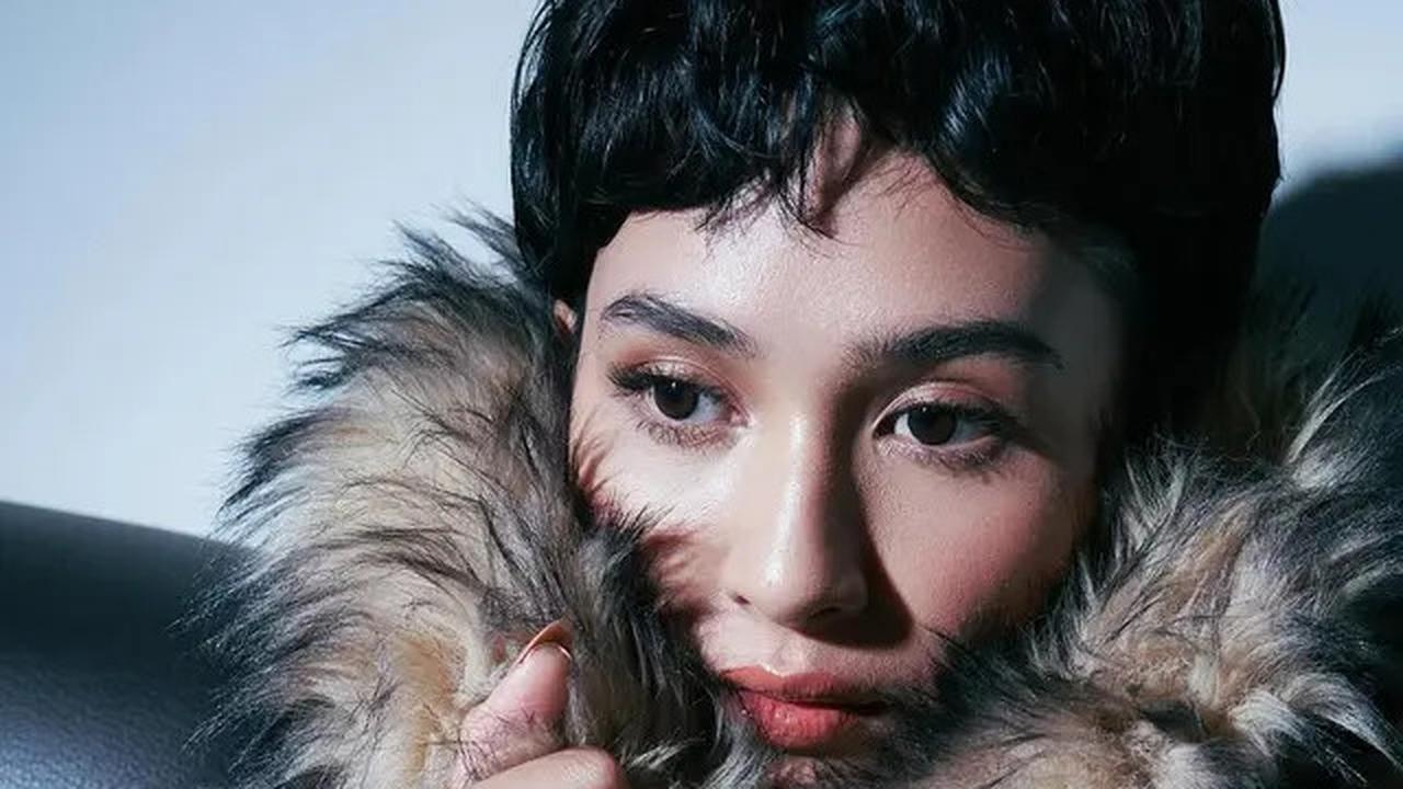 Potret Manglingi Mikha Tambayong dengan Rambut Pixie Cut, Tampil Stunning dengan Coat Berbulu