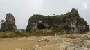Suasana pengibaran bendera merah putih pada HUT ke-74 RI di lokasi bekas tambang Tebing Arpam, Guha Tugu Gula, Klapanunggal, Kabupaten Bogor, Sabtu (17/8/2019). Upacara tersebut sebagai bentuk pelestarian kawasan karts dari kerusakan aktivitas tambang batu kapur. (merdeka.com/Imam Bukhori)