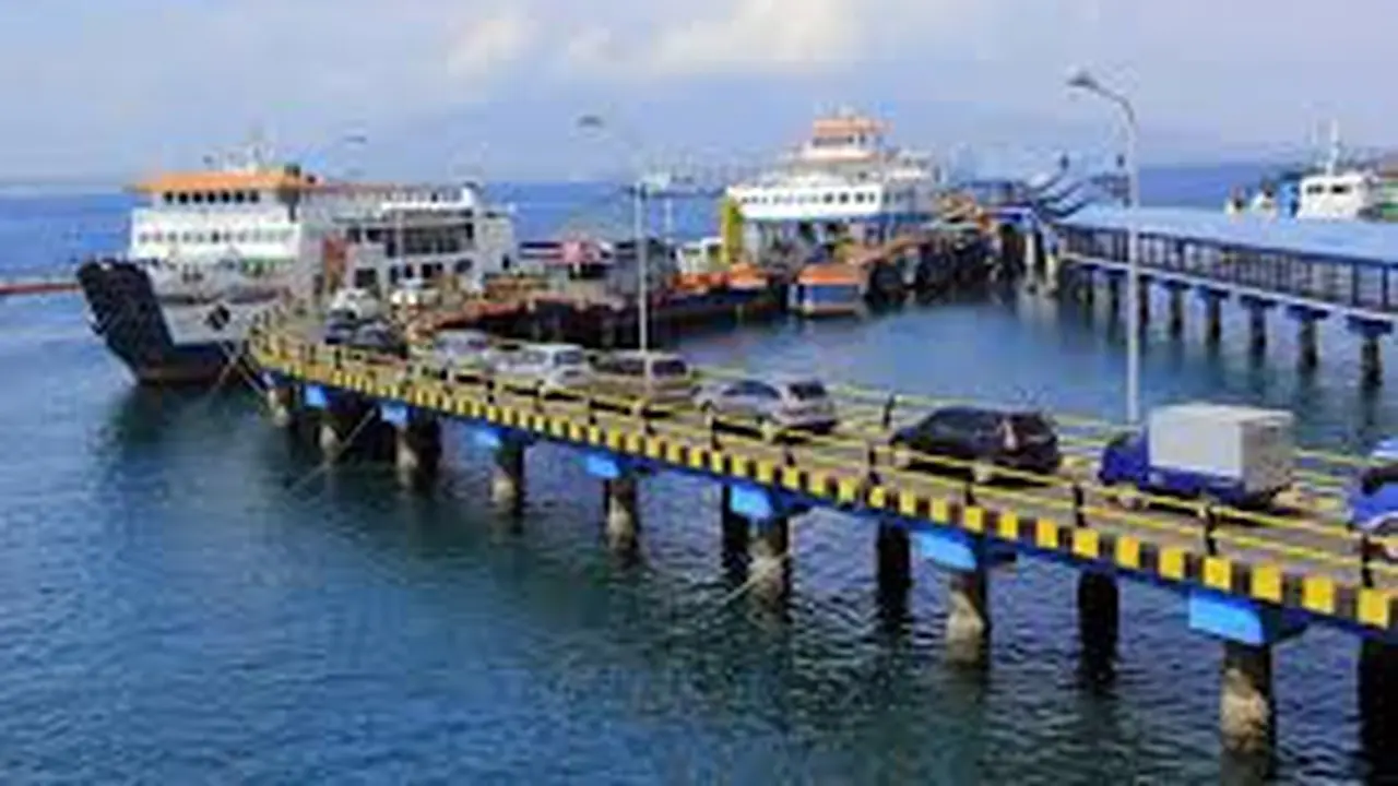 Aktifitas bingkar muat di Pelabuhan Ketapang Banyuwangi (Istimewa)
