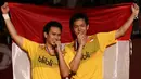 Mohammad Ahsan/Hendra Setiawan, berpose dengan medali emas Kejuaraan Dunia Bulutangkis 2015 setelah mengalahkan pasangan Tiongkok, Liu Xiaolong/Qiu Zihan di Istora Gelora Bung Karno, Senayan, Jakarta. Minggu (16/8/2015). (Bola.com/Arief Bagus)