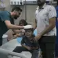 Dokter di RS Deir al-Balah mengobati korban serangan Israel di Jalur Gaza, Sabtu 21 Oktober 2023. (AP/Hatem Moussa)
