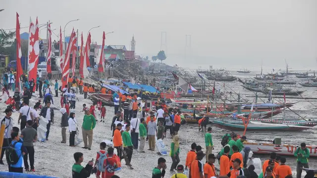 Bersih-bersih pantai di Hari Peduli Sampah Nasional 2017