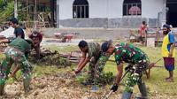 Anggota TNI ikut terlibat dalam kegiatan gotong royong pembangunan gereja bersama masyarakat pasca teror yang dilakukan Organisasi Papua Merdeka (OPM) pimpinan Egianus Kogoya (Istimewa)