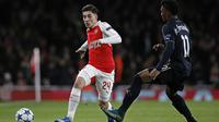 Bek Arsenal Hector Bellerin (kanan) mencoba melewati penyerang Dinamo Zagreb, Junio Fernandes, pada pertandingan Grup F Liga Champions, di Emirates Stadium, London, Selasa (24/11/2015). Laga itu berakhir 3-0 untuk Arsenal. (AFP PHOTO / ADRIAN DENNIS)