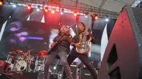 Gitaris Edane, Eet Sjahranie (kiri) dan bassist Daeng Oktav tampil ganas di Jogjarockarta 2018, Sabtu (27/10). (Dok. Rajawali Indonesia Communications)