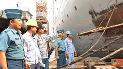 Citizen6, Jakarta Utara:  Guna mewujudkan kesiapan alutsista Kolinlamil secara optimal, KRI Tanjung Nusanive-973 sejak 18 Maret 2012 melaksanakan docking di Dock Kodja Bahari I, Jakarta Utara. (Pengirim: Kadispen Kolinlamil)