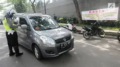 Anggota Satlantas Polres Tangerang Selatan memeriksa kelengkapan surat saat razia pajak kendaraan di Jalan BSD, Tangerang Selatan, Kamis (24/1). Razia ini untuk mendisiplinkan pengendara terhadap pembayaran pajak kendaran. (Merdeka.com/Arie Basuki)