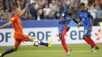 Aksi Paul Pogba melepaskan tembakan melewati adangan pemain Belanda, Arjen Robben (kiri) pada kualifikasi Piala Dunia 2018 Grup A di Stade de France stadium, Saint-Denis, (31/8/2017). Prancis menang 4-0. (AP/Christophe Ena)