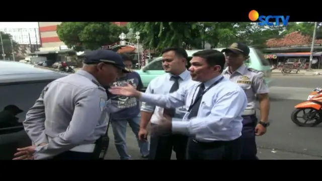 Mobil Nasabah Dirazia, Pegawai Bank Adu Mulut dengan Petugas