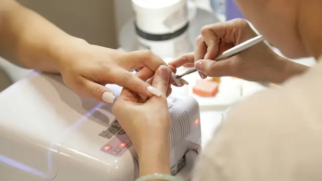 Hindari masalah umum yang sering dilakukan saat pertama kali memakai nail art