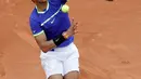 Petenis Spanyol, Rafael Nadal melakukan servis ke arah lawannya petenis Prancis, Benoit Paire pada babak pertama Prancis Terbuka  di Stade Roland Garros, Senin (29/5). Nadal mengalahkan tuan rumah dengan skor 6-1, 6-4, 6-1. (AP Photo/Petr David Josek)